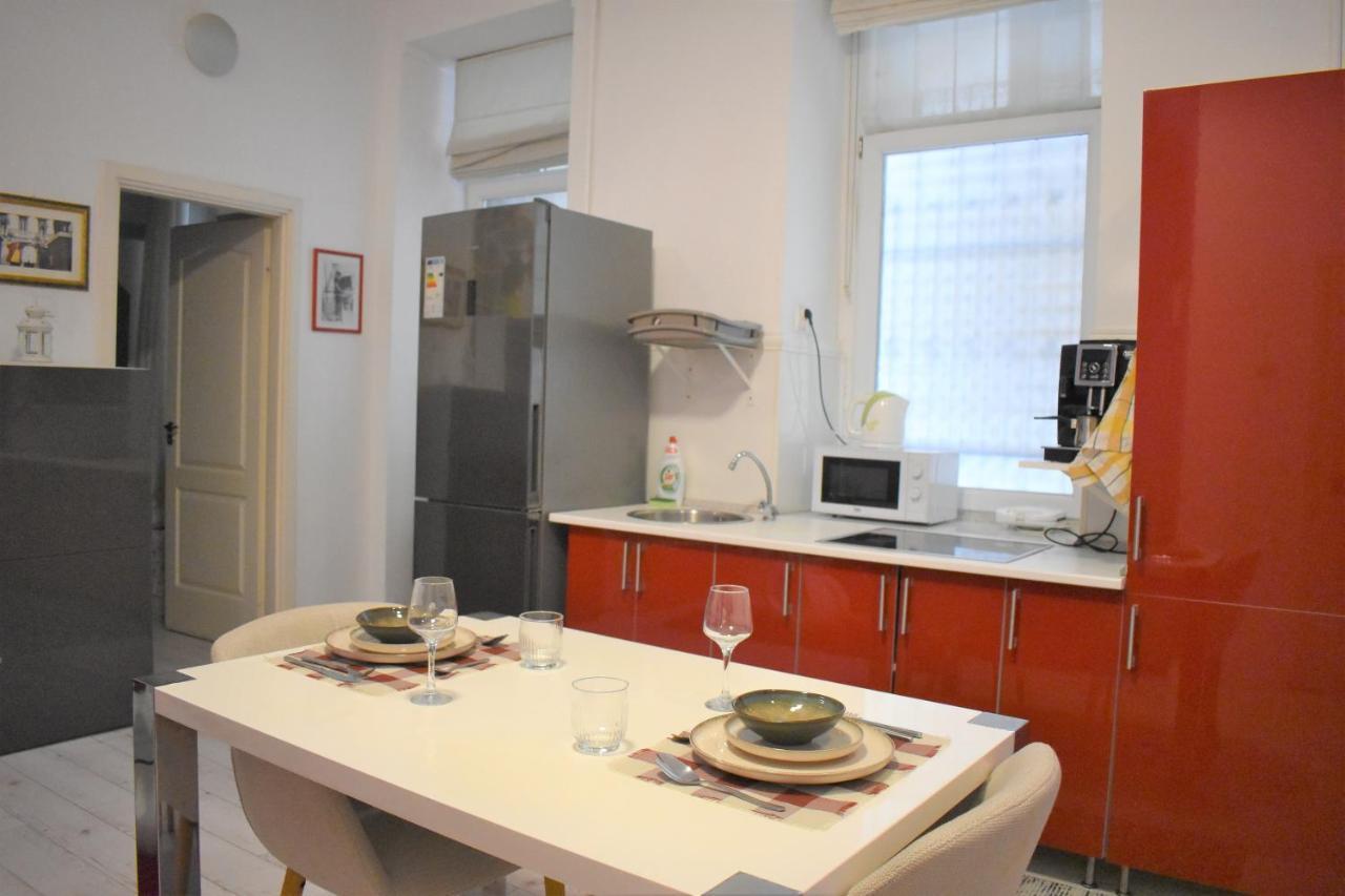 Yes, Yes! Lovely Apartment Good Amenities Budapest Center Eksteriør bilde