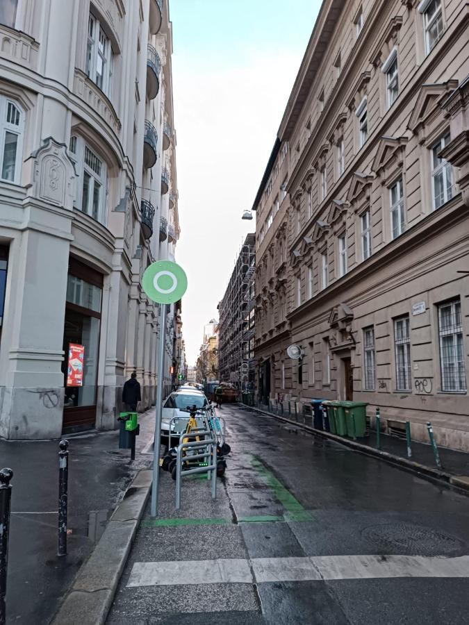 Yes, Yes! Lovely Apartment Good Amenities Budapest Center Eksteriør bilde
